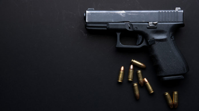 Le notizie sulle armi della settimana notizie sulle armi: pistola su fondo nero, sei proiettili