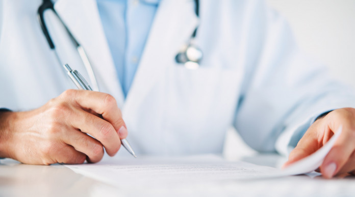 Certificato medico per porto d’armi, la circolare del governo Certificato medico per porto d’armi: medico con documenti