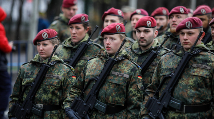 La gara per il fucile d’assalto dell’esercito tedesco si chiude con una sorpresa La gara per il fucile d’assalto dell’esercito tedesco si chiude con una sorpresa: soldati tedeschi in parata