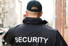 Guardia scorda pistola in bar, la sentenza sul rinnovo del porto d’armi rinnovo del porto d'armi: guardia di sicurezza di spalle