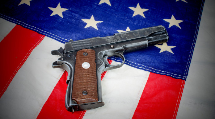 Marzo record per numero di background check richiesti background richiesti: pistola su bandiera americana