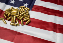 Mercato delle armi in America: la situazione alla fine del trimestre mercato delle armi in america: munizioni su bandiera americana