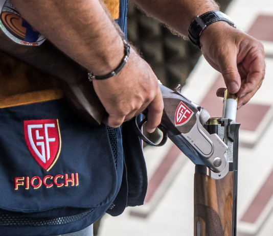 27° Fiocchi Day, ecco date e campi della gara di tiro a volo 27° Fiocchi Day: tiratore carica fucile con munizioni Fiocchi