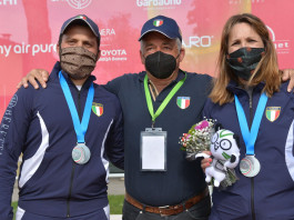 Coppa del Mondo di tiro a volo, quarta medaglia per l’Italia Coppa del Mondo di tiro a volo: Chiara Cainero e Tammaro Cassandro con la medaglia d'argento, insieme al dt Andrea Benelli