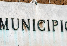 Denuncia di armi di proprietà del Comune, la sentenza della Cassazione denuncia di armi di proprietà del comune: insegna con scritto "Municipio"
