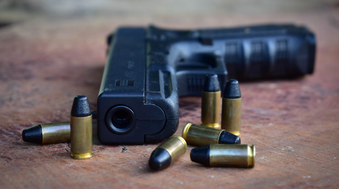 Emendamento per consentire l’utilizzo di armi calibro 9x19 in Italia armi 9x19 in Italia: pistola 9x19 con munizioni su tavolo di legno
