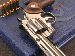 Colt Python 4”¼ cal. .357 Magnum, alla conquista del terzo millennio Colt Python 4”¼ cal. .357 Magnum, alla conquista del terzo millennio