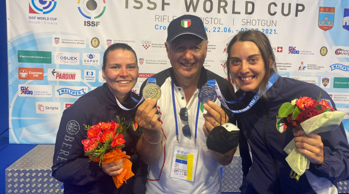 Coppa del mondo di tiro altre tre medaglie per l’Italia Coppa del mondo di tiro: il direttore tecnico Albano Pera con Silvana Stanco, oro, e Jessica Rossi, argento
