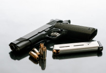 Diffusione delle armi, Pd presenta disegno di legge Diffusione delle armi: pistola 1911 con caricatore estratto e munizioni a fianco