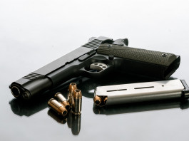 Diffusione delle armi, Pd presenta disegno di legge Diffusione delle armi: pistola 1911 con caricatore estratto e munizioni a fianco