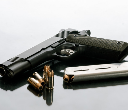 Diffusione delle armi, Pd presenta disegno di legge Diffusione delle armi: pistola 1911 con caricatore estratto e munizioni a fianco