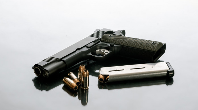 Diffusione delle armi, Pd presenta disegno di legge Diffusione delle armi: pistola 1911 con caricatore estratto e munizioni a fianco
