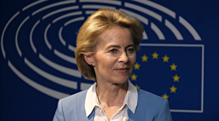 Iva sul materiale da difesa le parole di von der Leyen Iva sul materiale da difesa: Ursula von der Leyen davanti all'immagine del parlamento europeo