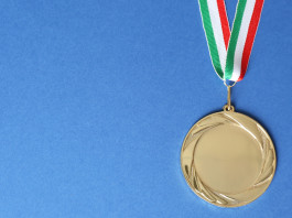 Campionati italiani di tiro a segno: ecco i vincitori Campionati italiani di tiro a segno: medaglia d'oro con bandiera italiana, fondo azzurro