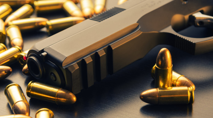 Calibro 9x19 per uso civile Senato approva emendamento Calibro 9x19 per uso civile: pistola calibro 9 mm circondata da munizioni