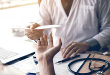 Certificato medico per il rinnovo del porto d’armi: la sentenza del Consiglio di Stato Certificato medico per il rinnovo del porto d’armi: medico porge certificato a paziente