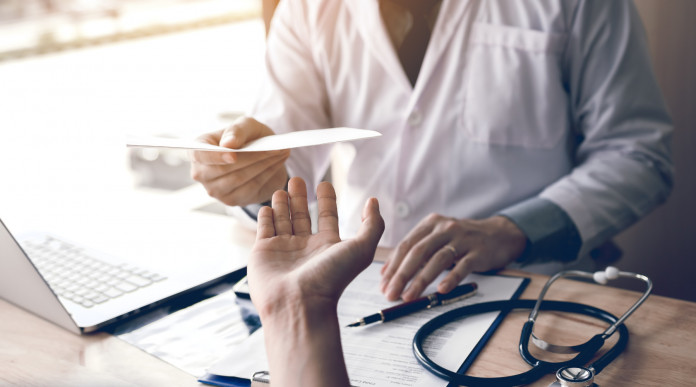 Certificato medico per il rinnovo del porto d’armi la sentenza del Consiglio di Stato Certificato medico per il rinnovo del porto d’armi: medico porge certificato a paziente