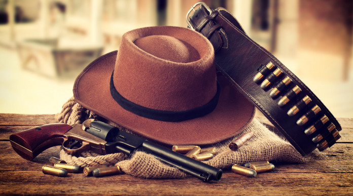 Incidente mortale sul set di Rust, capotecnico delle luci denuncia produzione Incidente mortale sul set di Rust: cappello western, revolver e munizioni
