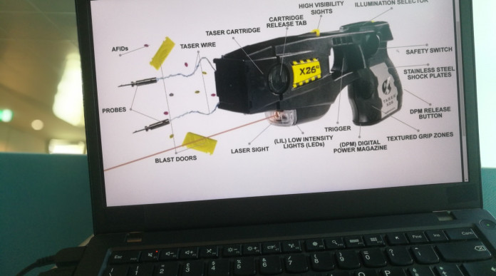 Taser alle forze di polizia italiane ecco i tempi della consegna Taser alle forze di polizia italiane