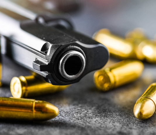 Convertire la pistola al calibro 9×19 mm Convertire la pistola al calibro 9x19 mm: primo piano su canna di pistola con munizioni