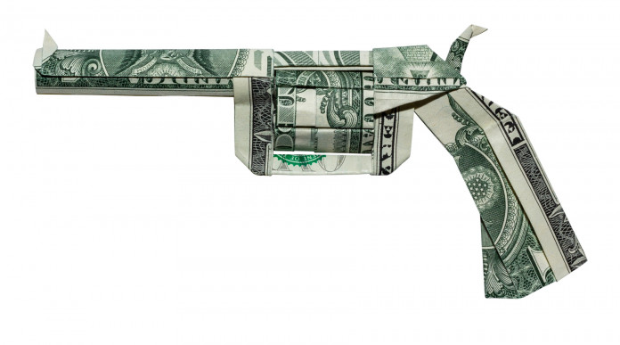 Vendita di armi in America i numeri di fine 2021 Vendita di armi in America: origami pistola con dollari