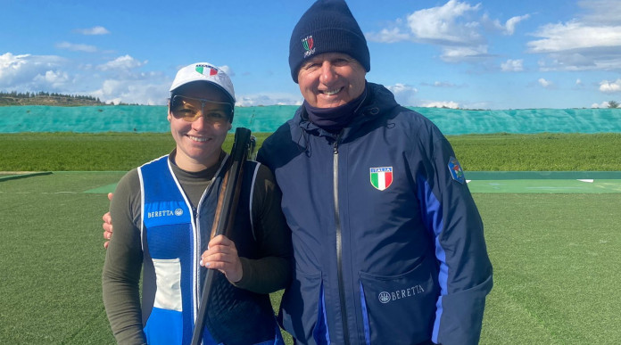Coppa del mondo di tiro a volo un argento per l’Italia del trap Coppa del mondo di tiro a volo: Silvana Stanco, medaglia d'argento a Nicosia, insieme al direttore tecnico Albano Pera
