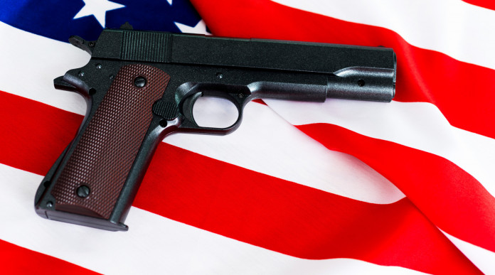 Background check nel primo trimestre 2022 il dato ufficiale Background check nel primo trimestre 2022: pistola su bandiera americana