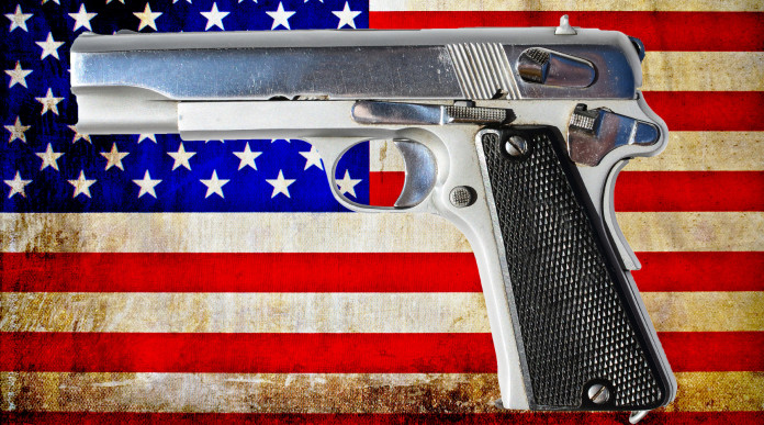 Mercato delle armi in America la situazione a inizio aprile Mercato delle armi in America: pistola su sfondo di bandiera americana