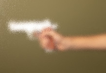 Pistola a salve modificata: la sentenza della Cassazione Pistola a salve modificata: pistola bianca dietro sfumatura
