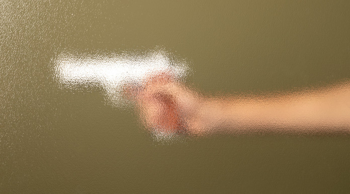 Pistola a salve modificata la sentenza della Cassazione Pistola a salve modificata: pistola bianca dietro sfumatura
