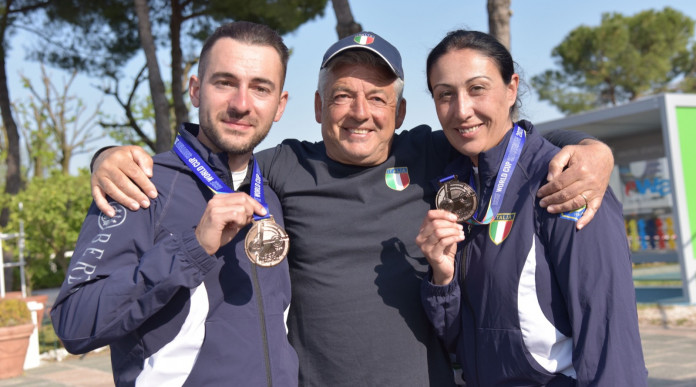 Coppa del mondo di tiro a volo l’Italia chiude con sette medaglie Coppa del mondo di tiro a volo: Andrea Benelli, direttore tecnico della nazionale di skeet, con Diana Bacosi e Gabriele Rossetti