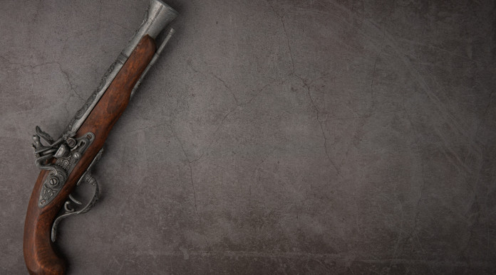 Annunciati i nuovi corsi Conarmi: pistola antica su fondo grigio
