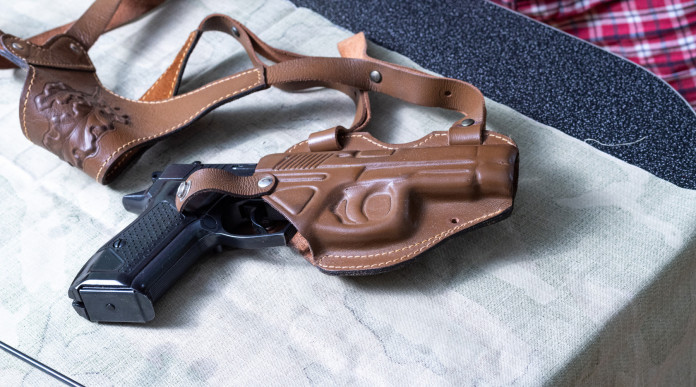 Armi in casa e minori, la sentenza del Consiglio di Stato Armi in casa e minori: pistola dentro fondina su tavolino
