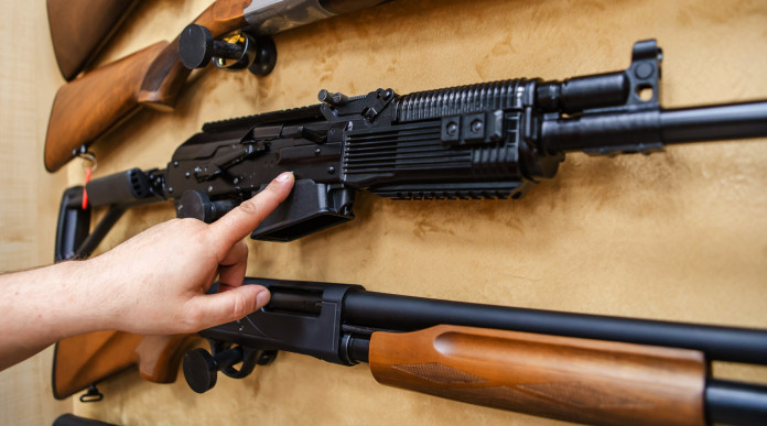 Diffusione delle armi e violenza: compratore indica arma da acquistare
