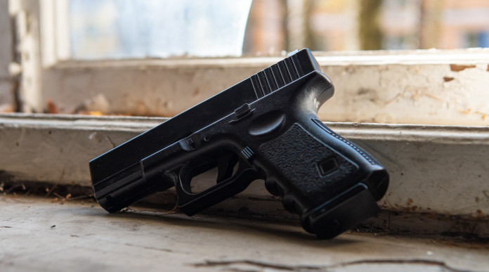 Incauta custodia dell’arma la sentenza del Consiglio di Stato Incauta custodia dell’arma: pistola appoggiata vicino a finestra