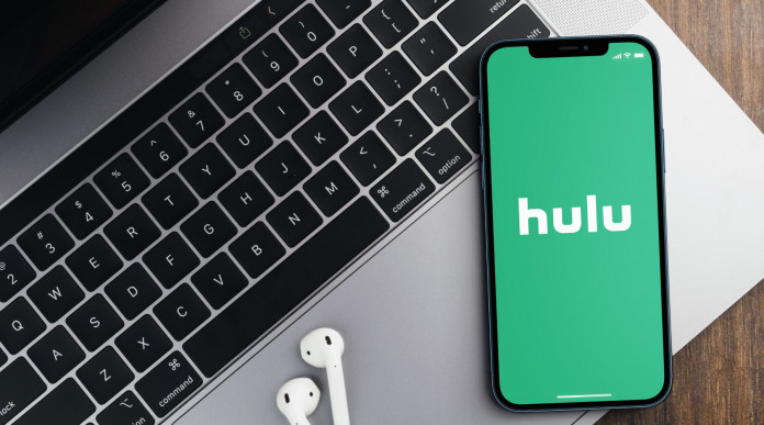 No pubblicità contro le armi, democratici Usa contro Hulu No pubblicità contro le armi, democratici Usa contro Hulu: home di Hulu su smartphone appoggiato a tastiera di computer
