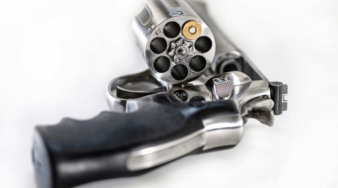 Omessa denuncia dell’arma confisca dopo oblazione Omessa denuncia dell’arma: revolver Smith & Wesson calibro .357 magnum con un proiettile nel tamburo
