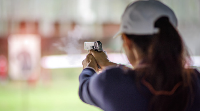 Tiro a segno per i giovani, il programma del Tsn di Cerea Tiro a segno per i giovani: ragazza impugna pistola per sparare a bersaglio