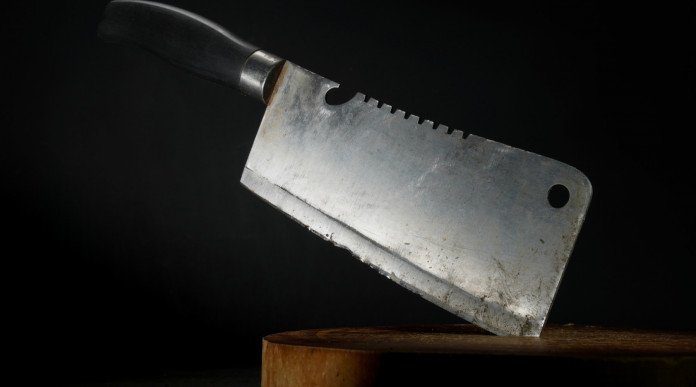 È un’arma o no La sentenza della Cassazione È un’arma o no? mannaia su tagliere di legno