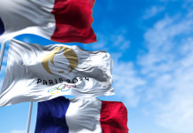 Europei di tiro a volo: il programma Europei di tiro a volo: bandiera Parigi 2024 tra due bandiere francesi