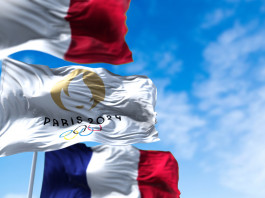 Europei di tiro a volo: il programma Europei di tiro a volo: bandiera Parigi 2024 tra due bandiere francesi
