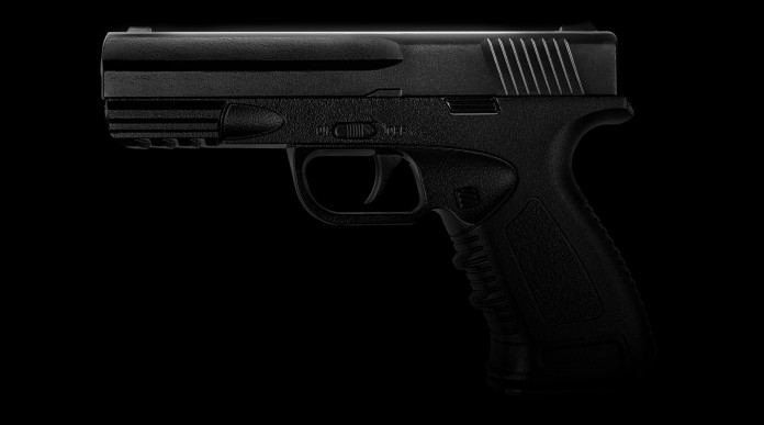 Revoca del porto d’armi dopo riabilitazione una nuova sentenza Revoca del porto d’armi dopo riabilitazione: pistola su fondo nero