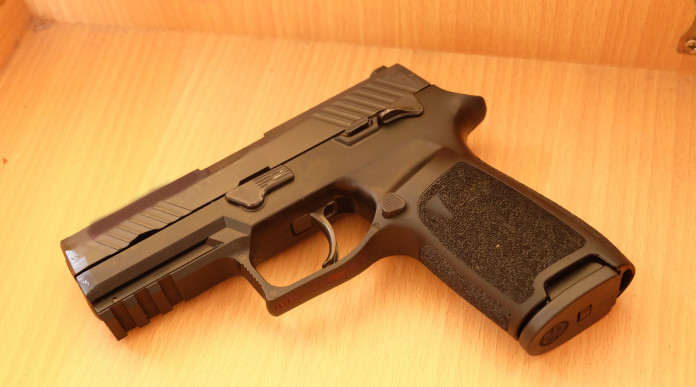 Furto di un’arma e incauta custodia la sentenza Furto di un’arma e incauta custodia: pistola in cassetto di scrivania di legno