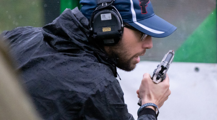 Beretta Excellence shooting action ecco i vincitori Beretta Excellence shooting action: tiratore in primo piano con beretta 92x performance