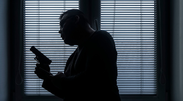 Stop alla difesa abitativa il commento alla sentenza Stop alla difesa abitativa: uomo si difende con pistola davanti a finestra