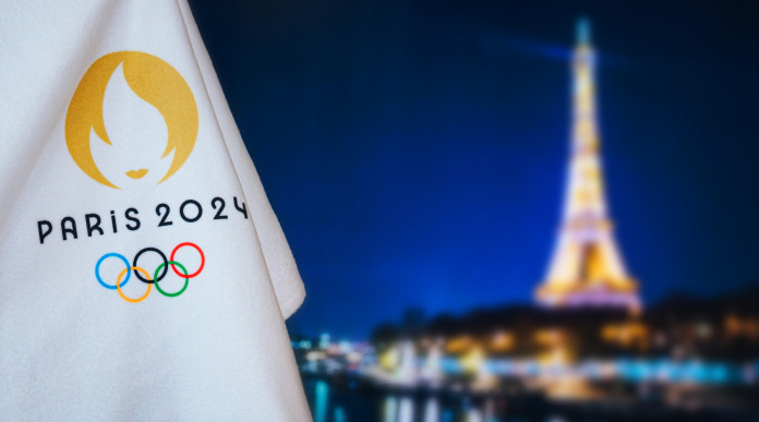 Carte olimpiche per le specialità di tiro il riepilogo a fine 2022 Carte olimpiche per le specialità di tiro: bandiera Parigi 2024 davanti alla Torre Eiffel di notte