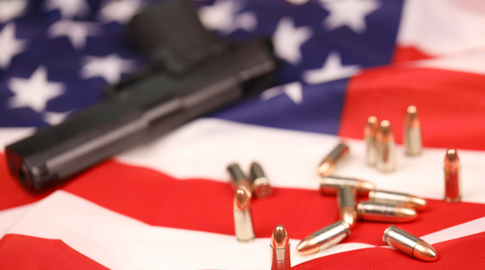 Mercato delle armi in America la situazione a metà dicembre Mercato delle armi in America: pistola con munizioni su bandiera americana