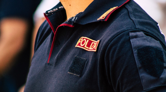 Criminalità e sicurezza in Italia, i dati del 2022 Criminalità e sicurezza in Italia: divisa agente di polizia