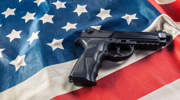 Mercato delle armi in America i numeri a inizio 2023 Mercato delle armi in America: pistola su bandiera americana