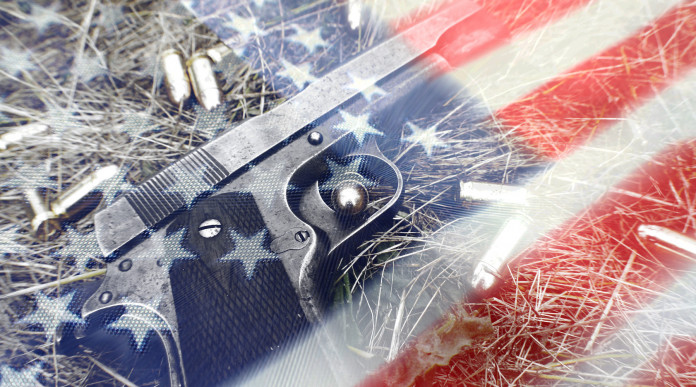 Mercato delle armi in America la situazione a metà febbraio Mercato delle armi in America: pistola e proiettili insieme a bandiera americana